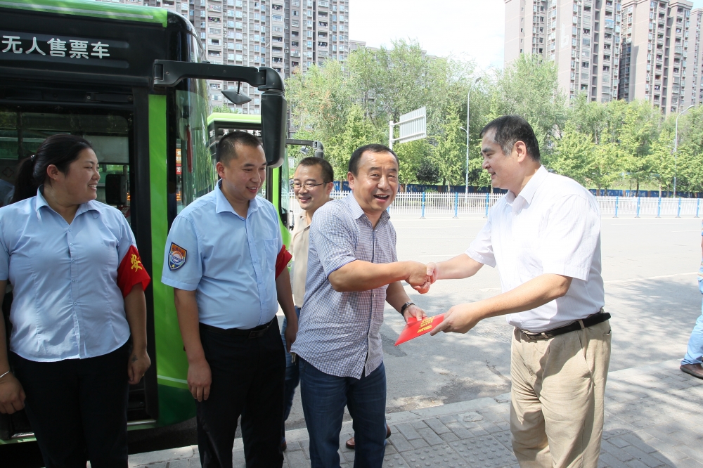 市運(yùn)管局領(lǐng)導(dǎo)慰問一線員工